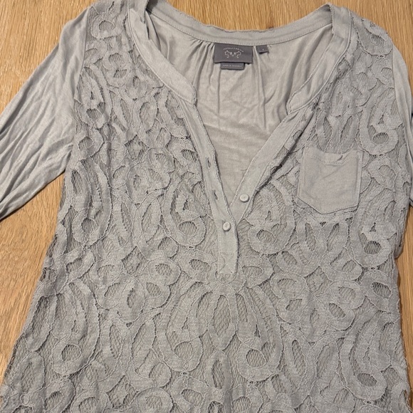 Anthropologie Gray Lacy Three Quarter Sleeve V-Neck Women's Top size s - Picture 7 of 9
